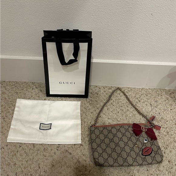 GUCCI GG Supreme Monogram Face Embroidered shoulder bag - Picture 2 of 8